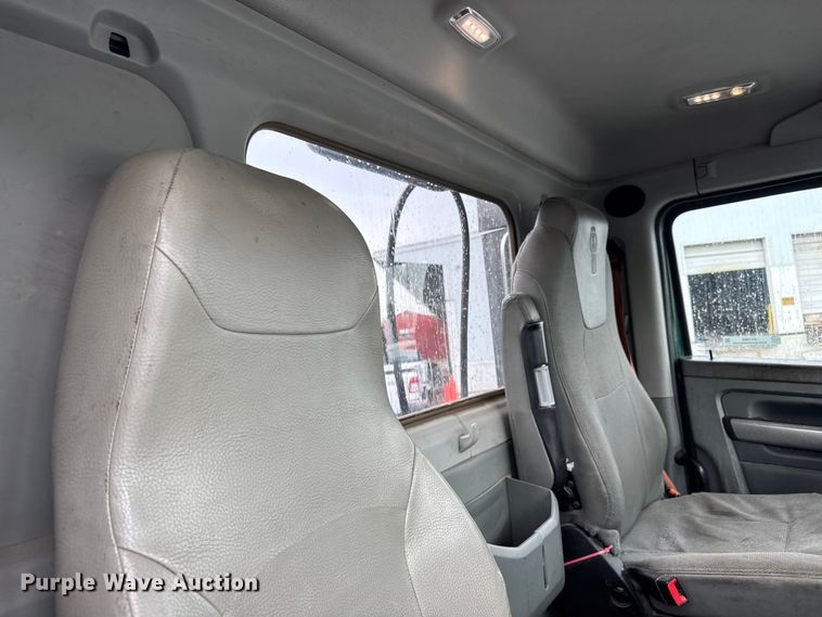 image for item EV1866 2019 Kenworth T680 semi truck