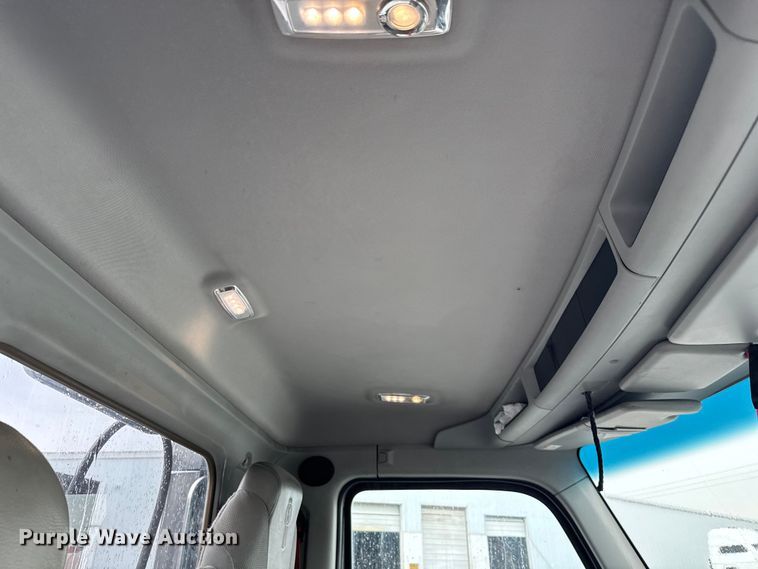 image for item EV1866 2019 Kenworth T680 semi truck