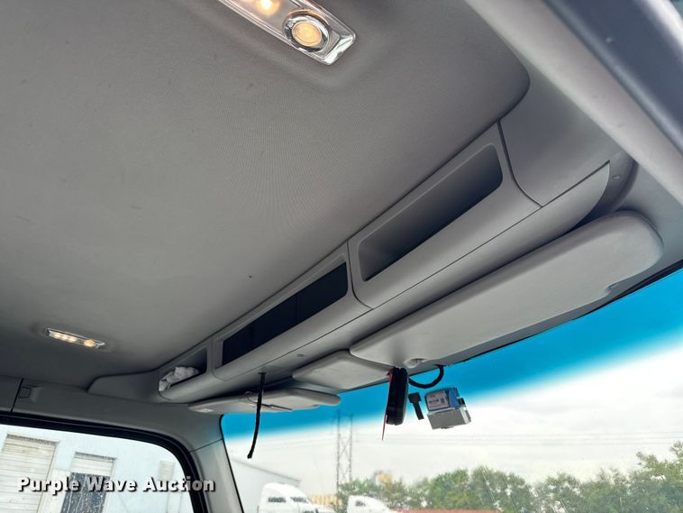 image for item EV1866 2019 Kenworth T680 semi truck