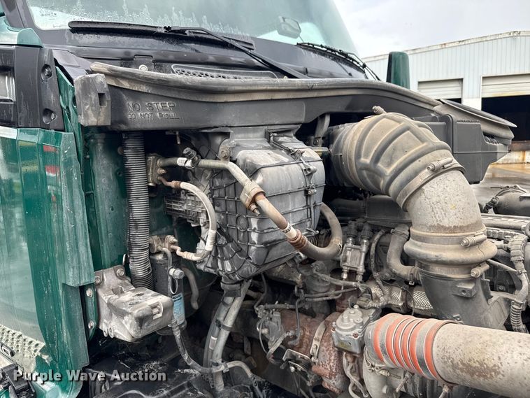 image for item EV1866 2019 Kenworth T680 semi truck