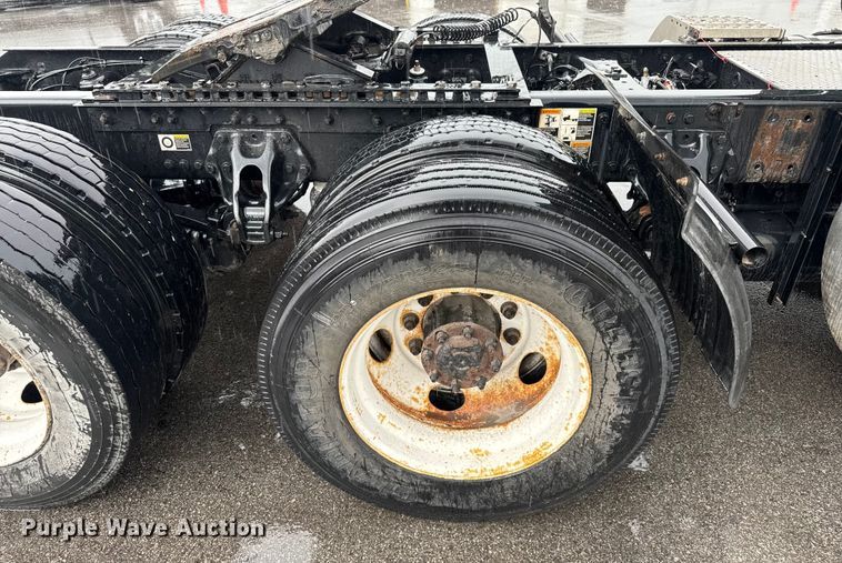 image for item EV1866 2019 Kenworth T680 semi truck