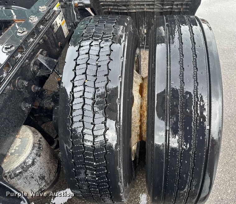 image for item EV1866 2019 Kenworth T680 semi truck