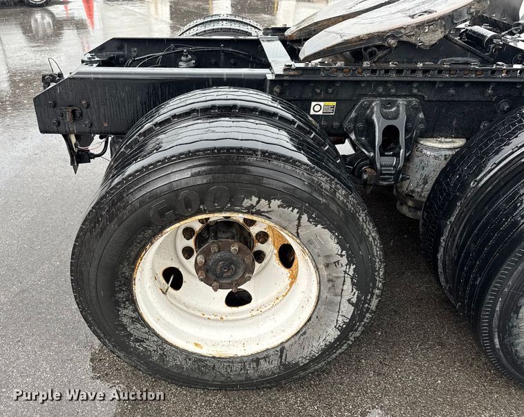 image for item EV1866 2019 Kenworth T680 semi truck