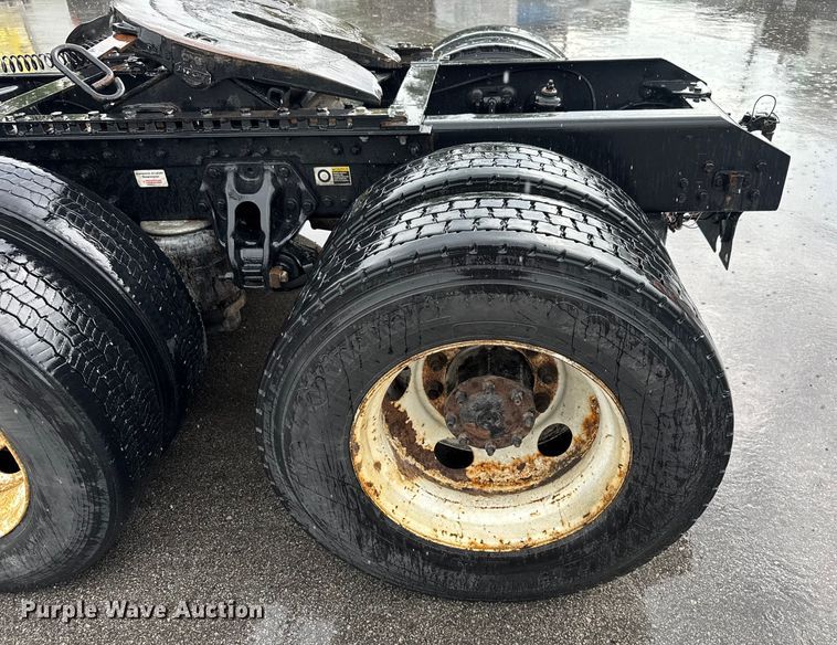 image for item EV1866 2019 Kenworth T680 semi truck