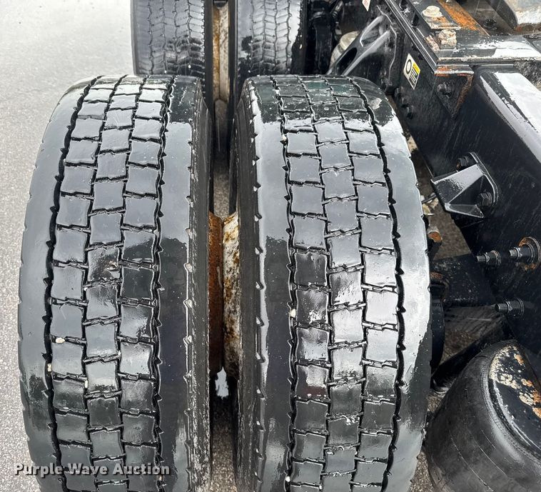 image for item EV1866 2019 Kenworth T680 semi truck