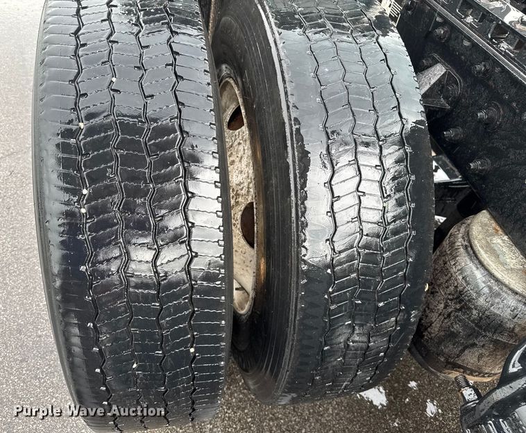 image for item EV1866 2019 Kenworth T680 semi truck