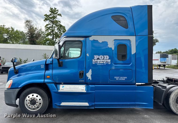 image for item EV1867 2017 Freightliner semi truck