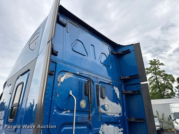 image for item EV1867 2017 Freightliner semi truck