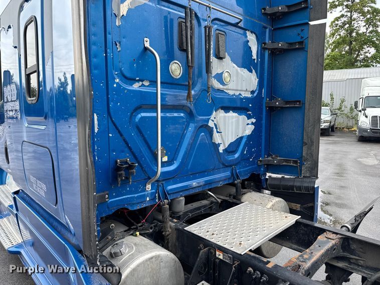 image for item EV1867 2017 Freightliner semi truck