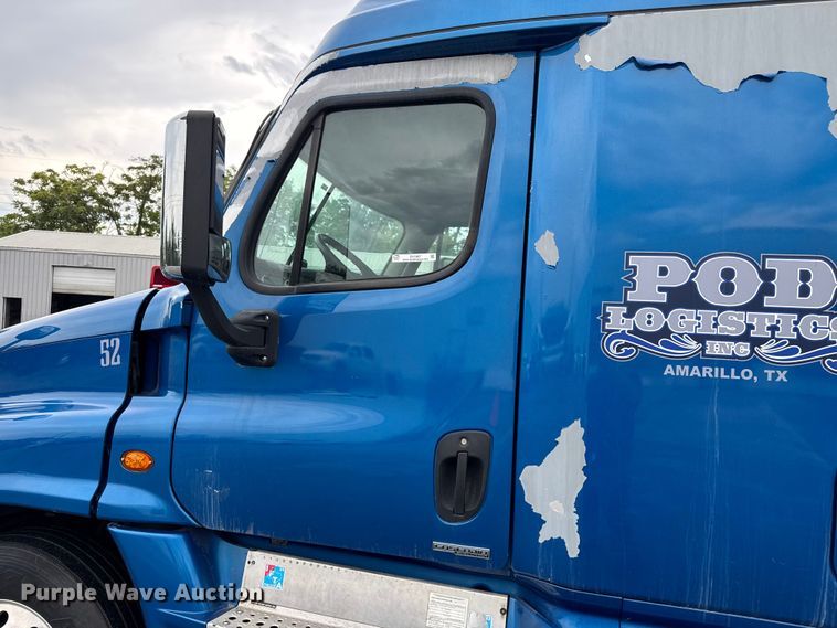 image for item EV1867 2017 Freightliner semi truck