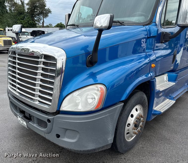 image for item EV1867 2017 Freightliner semi truck