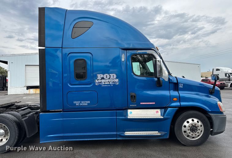 image for item EV1867 2017 Freightliner semi truck