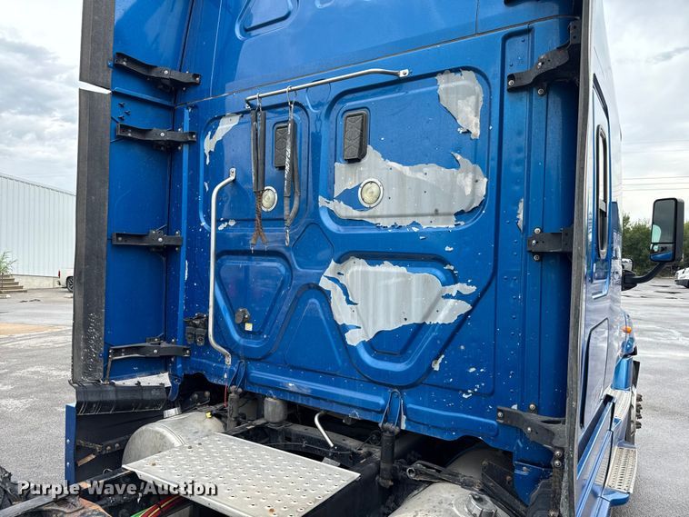 image for item EV1867 2017 Freightliner semi truck