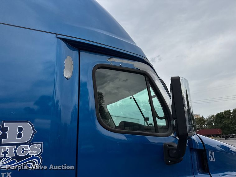 image for item EV1867 2017 Freightliner semi truck