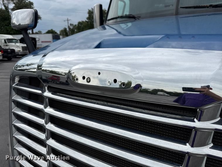 image for item EV1867 2017 Freightliner semi truck