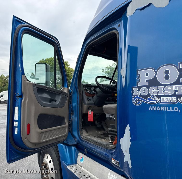 image for item EV1867 2017 Freightliner semi truck