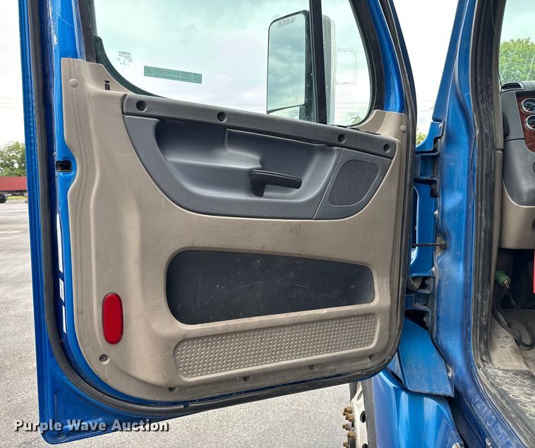 image for item EV1867 2017 Freightliner semi truck