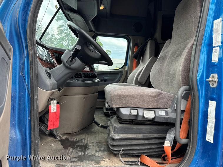 image for item EV1867 2017 Freightliner semi truck