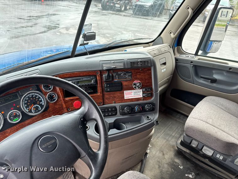 image for item EV1867 2017 Freightliner semi truck