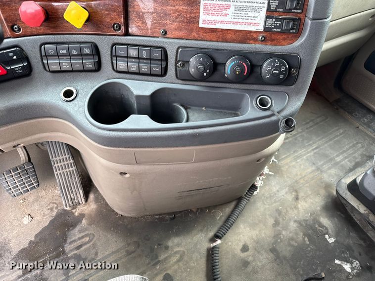 image for item EV1867 2017 Freightliner semi truck