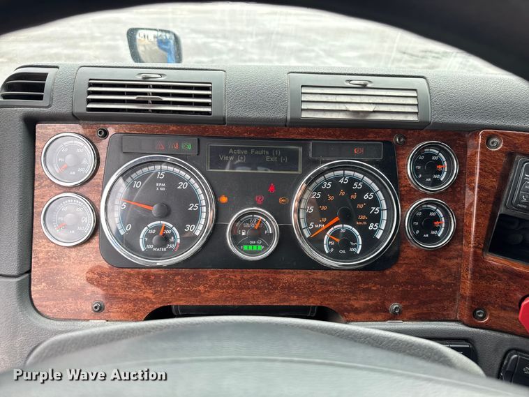 image for item EV1867 2017 Freightliner semi truck