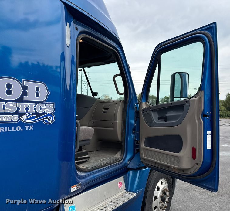 image for item EV1867 2017 Freightliner semi truck