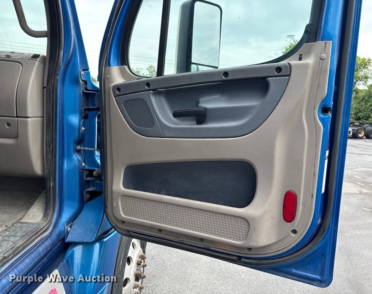 image for item EV1867 2017 Freightliner semi truck