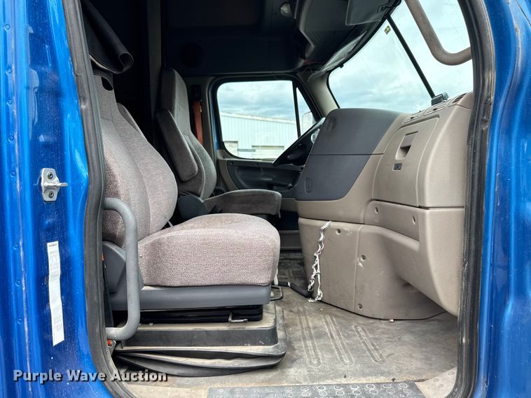 image for item EV1867 2017 Freightliner semi truck