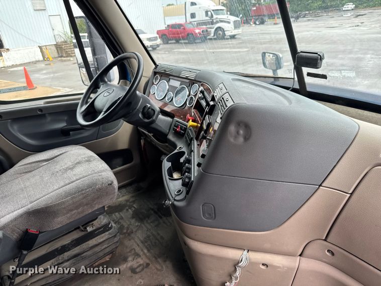 image for item EV1867 2017 Freightliner semi truck