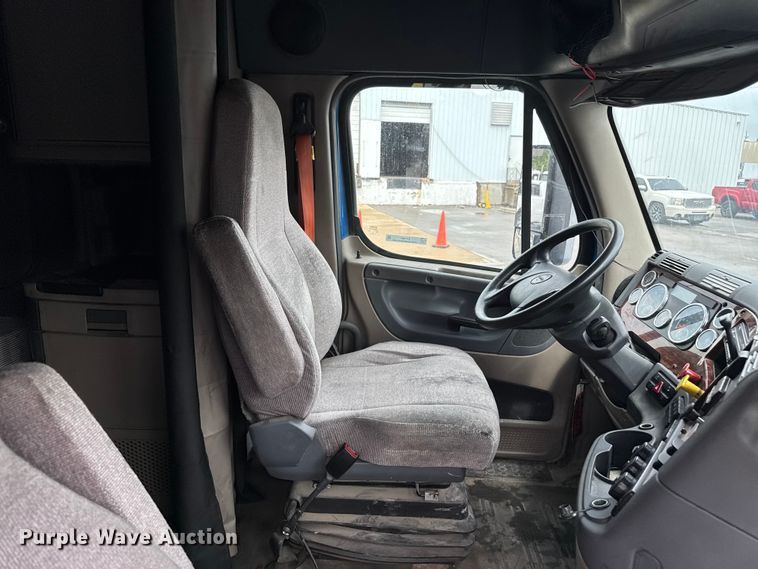 image for item EV1867 2017 Freightliner semi truck
