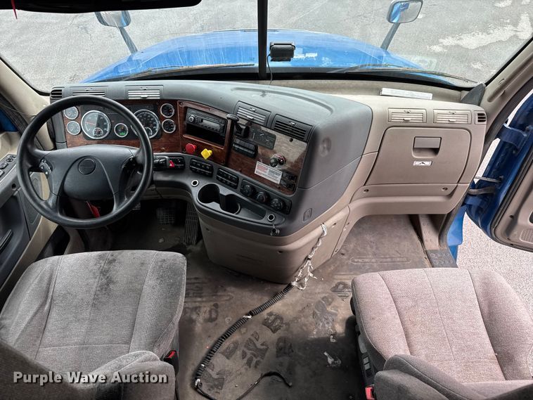 image for item EV1867 2017 Freightliner semi truck