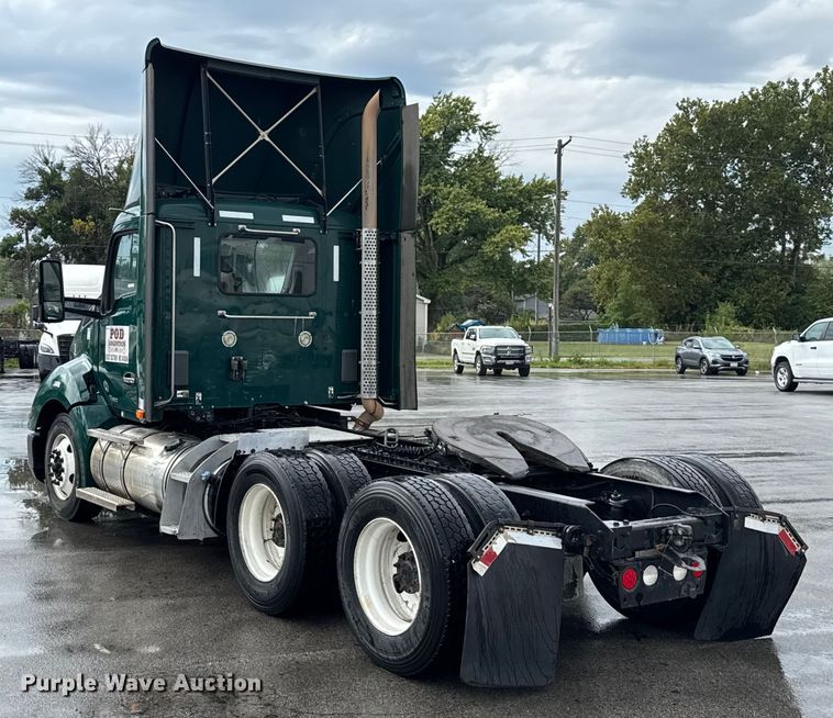 image for item EV1868 2019 Kenworth T680 semi truck