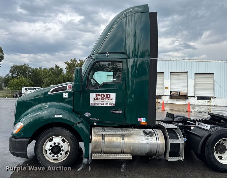 image for item EV1868 2019 Kenworth T680 semi truck