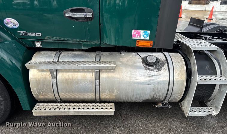 image for item EV1868 2019 Kenworth T680 semi truck