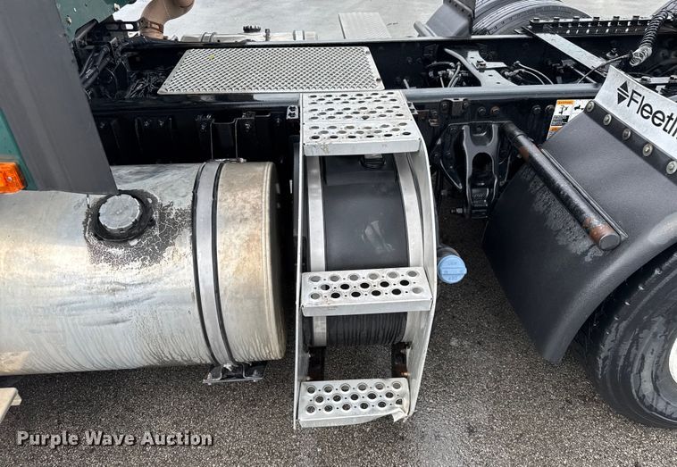 image for item EV1868 2019 Kenworth T680 semi truck