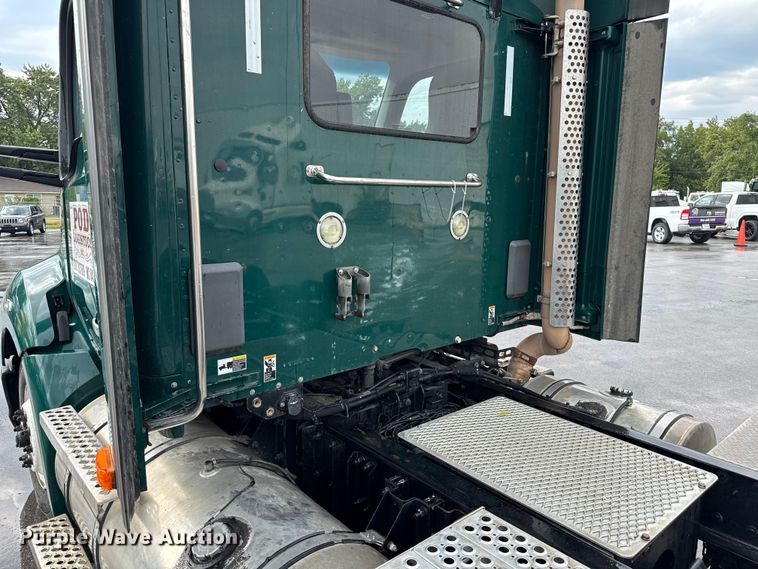 image for item EV1868 2019 Kenworth T680 semi truck