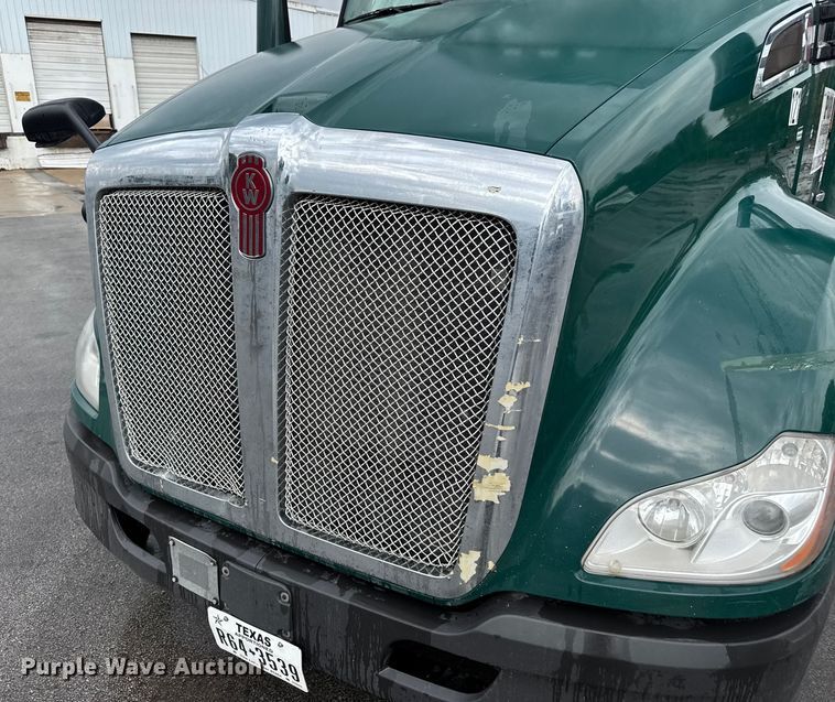 image for item EV1868 2019 Kenworth T680 semi truck
