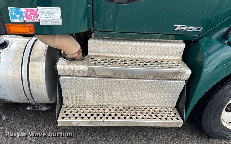 image for item EV1868 2019 Kenworth T680 semi truck