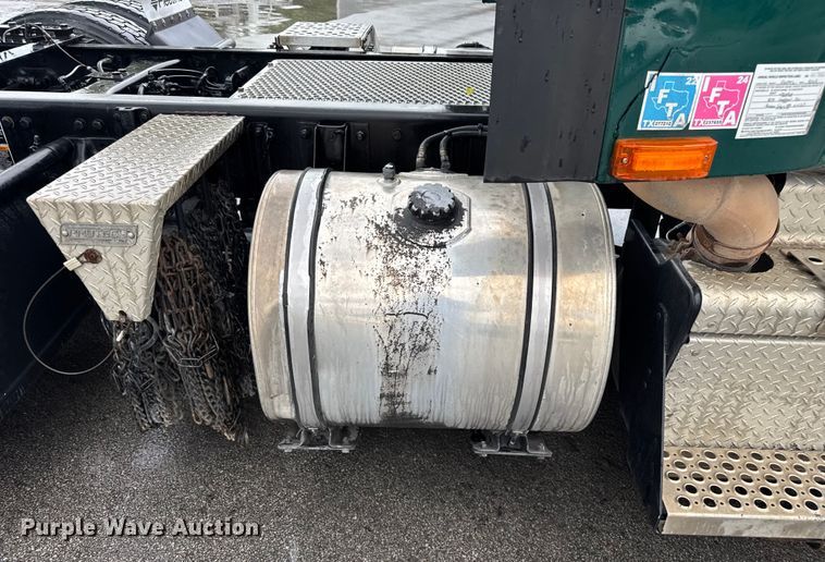 image for item EV1868 2019 Kenworth T680 semi truck