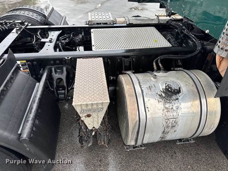 image for item EV1868 2019 Kenworth T680 semi truck