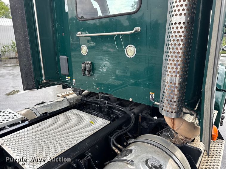 image for item EV1868 2019 Kenworth T680 semi truck