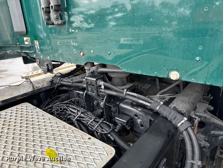 image for item EV1868 2019 Kenworth T680 semi truck