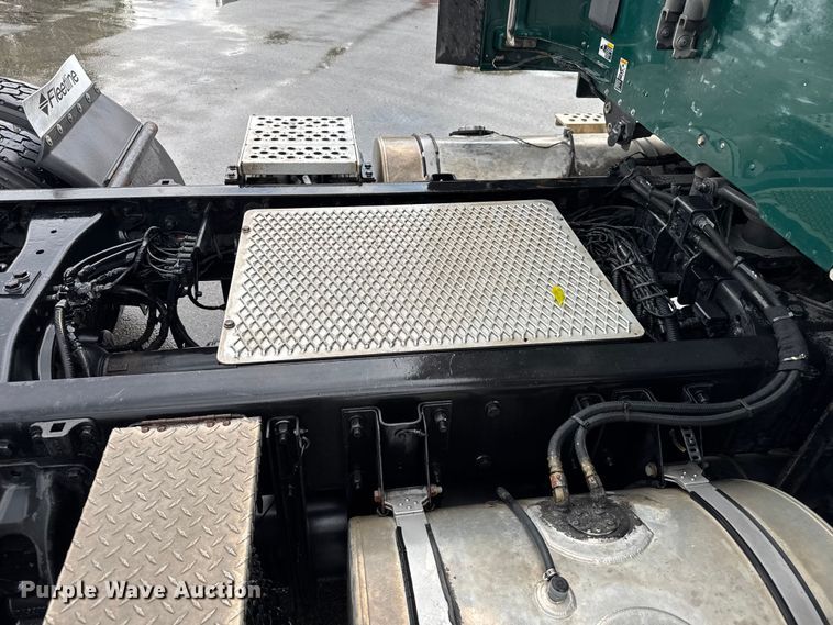 image for item EV1868 2019 Kenworth T680 semi truck