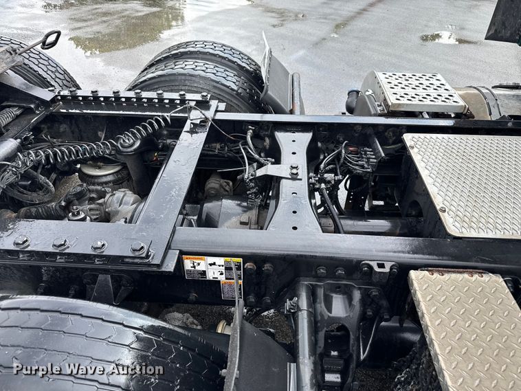 image for item EV1868 2019 Kenworth T680 semi truck