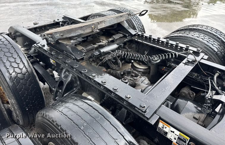 image for item EV1868 2019 Kenworth T680 semi truck