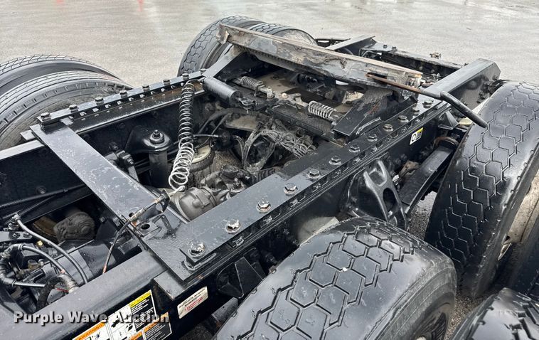 image for item EV1868 2019 Kenworth T680 semi truck