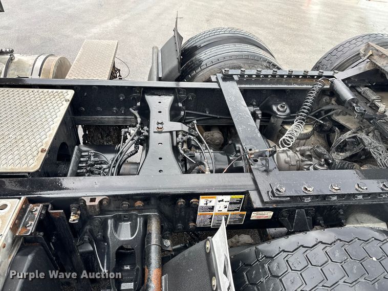 image for item EV1868 2019 Kenworth T680 semi truck