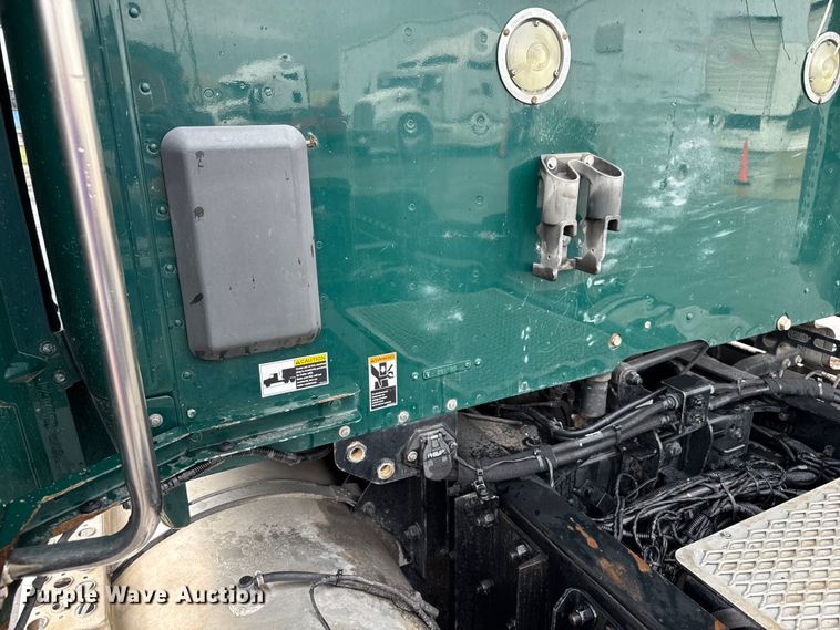 image for item EV1868 2019 Kenworth T680 semi truck