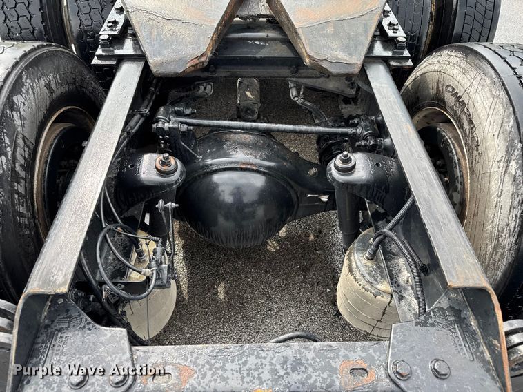 image for item EV1868 2019 Kenworth T680 semi truck