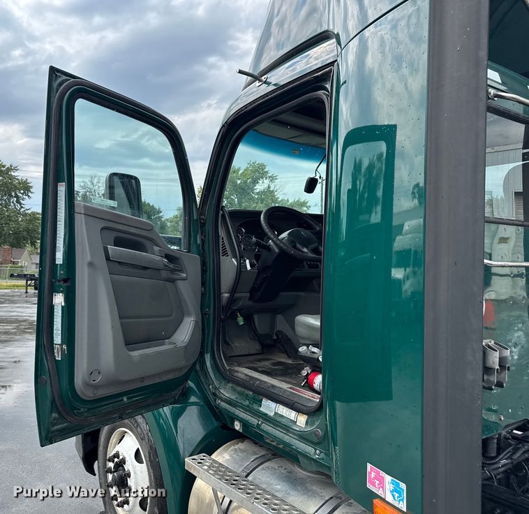 image for item EV1868 2019 Kenworth T680 semi truck